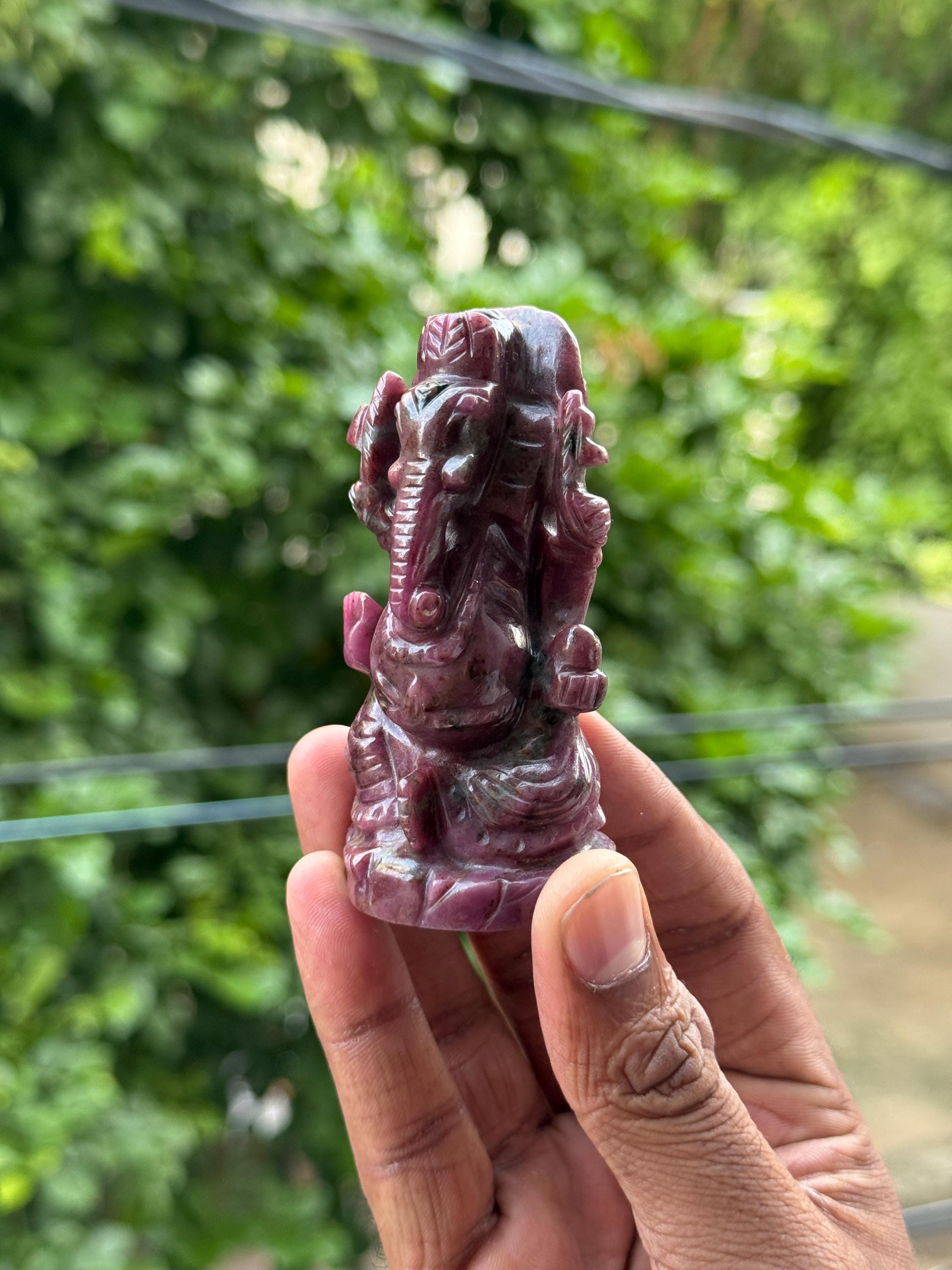 ヴィンテージの手彫りルビーガネーシャ像：インドの宝石偶像、905