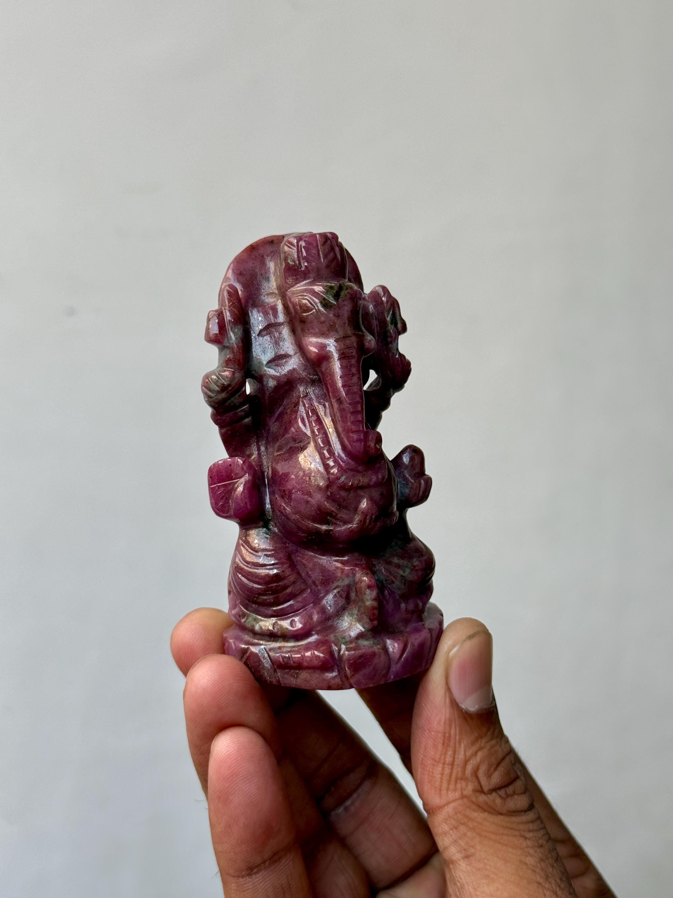 ヴィンテージの手彫りルビーガネーシャ像：インドの宝石偶像、905