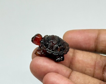Tartaruga in granato di essonite intagliata a mano: intaglio di pietre preziose metafisiche, 47,5 ct