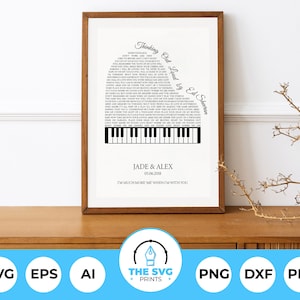 Può includere: Un download digitale stampabile di una stampa di testi di canzoni con i testi di "Thinking Out Loud" di Ed Sheeran. La stampa è in bianco e nero e presenta una tastiera di pianoforte in basso. La stampa è personalizzata con i nomi "Jade & Alex" e la data "05.06.2018".