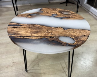 Eisfarbener Live-Edge-Tisch, Resin-Flusstisch, Epoxy-Flusstisch, Konsolen-Flusstisch, Konsolentisch, Resin-Couchtischplatte, Wohngeschenk