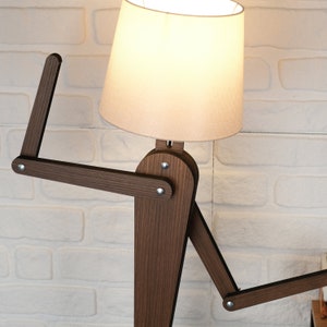 Handgefertigte Stehlampe aus Eiche und Nussbaumholz Bild 7