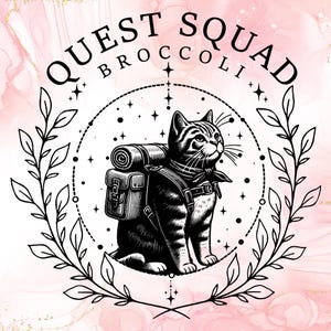Könnte beinhalten: Schwarz-Weiß-Illustration einer Katze mit Rucksack und Halstuch, umgeben von einem Kranz. Der Text "QUEST SQUAD BROCCOLI" ist darüber angeordnet. Der Hintergrund hat rosa und goldfarbene Aquarelleffekte.