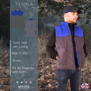 Peut inclure: Un gilet matelassé gris et bleu avec un col bleu et un empiècement bleu. Le gilet a un motif en losange et est présenté sur un mannequin dans un décor forestier.