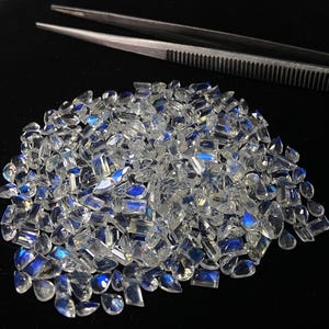 Regenbogen Mondstein Pear Cabochons: Blue Flash Edelsteine, 6 x 4 mm (10 Stk
