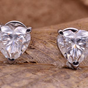 Premium Moissanit Ohrstecker für Frauen | 1Ct VVS Moissanite Heart Cut Ohrstecker Romantisches Geschenk für Sie | Zierliche funkelnde Ohrring Oster Geschenk