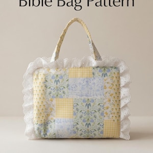 Könnte beinhalten: Eine rechteckige Stofftasche mit einem Patchwork-Design aus gelbem Vichy-Karo und blauen Blumenmustern. Die Tasche hat zwei Tragegriffe und ist mit einer weißen Lochstickerei-Rüsche verziert. Der Text lautet Bible Bag Pattern und Digital Download - PDF Sewing Pattern.
