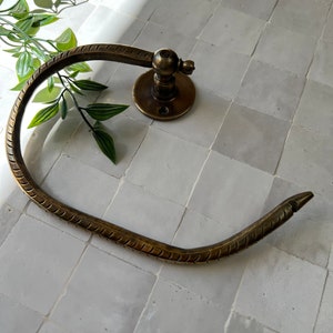 Porta carta igienica in ottone inciso / Porta asciugamani in ottone anticato fatto a mano in bronzo