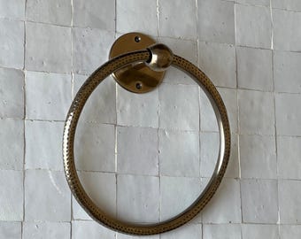 Portasciugamani ad anello in ottone, portasciugamani ad anello per bagno, portasciugamani, portasciugamani in ottone anticato, portasciugamani ad anello in ottone martellato, portasciugamani fatto a mano