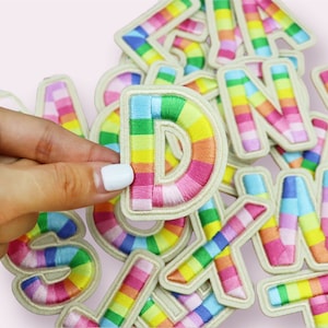 Letras coloridas autoadesivas da etiqueta da carta do remendo do chenille do arco-íris para sacos personalizados personalizados, letras do time do colégio dos malotes