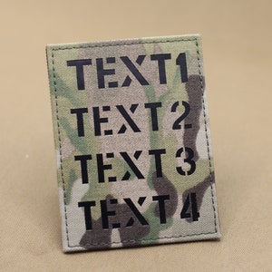 Könnte beinhalten: Ein Patch aus Tarnstoff mit schwarzem Text, der "TEXT1", "TEXT2", "TEXT3" und "TEXT4" lautet.