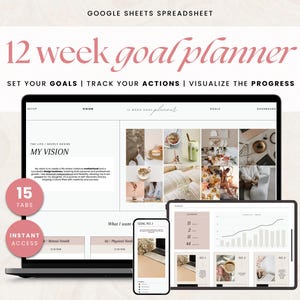 Puede incluir: Un planificador de objetivos digital de 12 semanas que se muestra en una computadora portátil, una tableta y un teléfono inteligente. La interfaz es de color claro con acentos rosados e incluye secciones para establecer metas, rastrear acciones y visualizar el progreso. El texto dice "12 week goal planner".