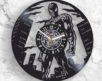 Könnte beinhalten: Schwarze Schallplattenuhr mit einer Silhouette von Spiderman, der vor einer Skyline steht. Das Zifferblatt der Uhr ist weiß mit schwarzen Zahlen und Zeigern.