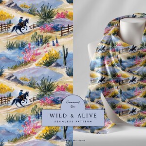 Könnte beinhalten: Ein Schal mit einem sich wiederholenden Aquarellmuster einer Wüstenlandschaft mit Cowboys auf Pferden, Holzzäunen, Kakteen sowie leuchtend gelben und rosa Wüstenblumen vor einem hellblauen und sandbeigen Hintergrund.