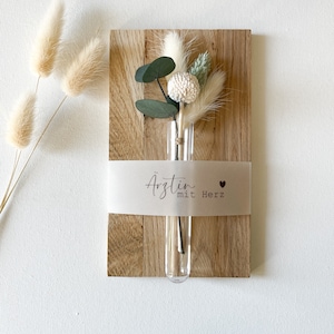 Ärztin mit Herz -  Karte aus Holz - kleine Vase mit Trockenblumen - Geschenk