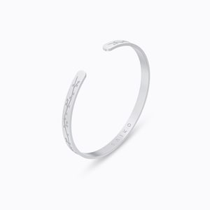 Graverad körsbärsblomma, japanskt manschettarmband, unisex tillbehör i silver rostfritt stål, stapelbart, elegant minimalistiskt
