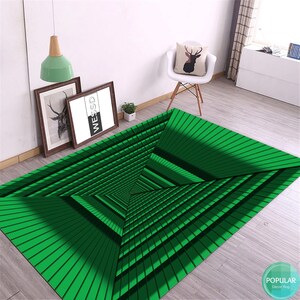 Può includere: Tappeto geometrico verde e nero con un design di illusione ottica 3D. Il tappeto è di forma quadrata ed è realizzato in un materiale morbido e resistente.