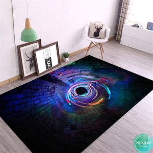 Könnte beinhalten: Abstrakter Teppich mit schwarzem Hintergrund und einem farbenfrohen, wirbelnden Lichtdesign in der Mitte. Das Design ähnelt einem Tunnel mit einer Backsteinmauer an den Seiten.