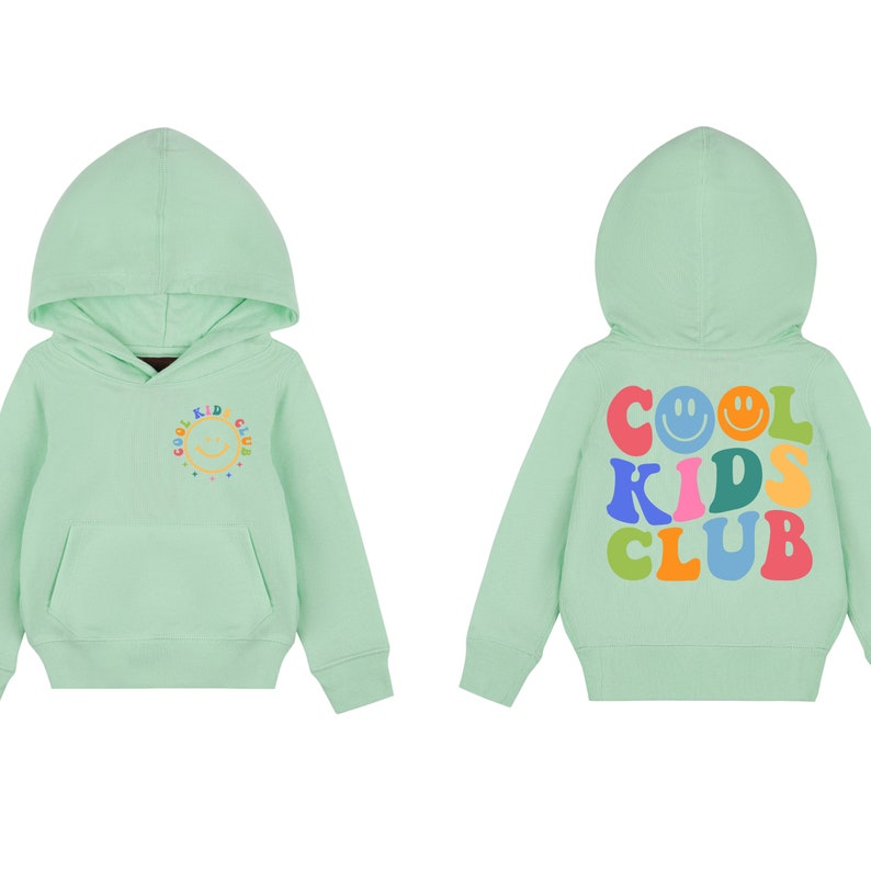 Peut inclure: Un sweat &agrave; capuche vert clair avec le texte "COOL KIDS CLUB" en lettres color&eacute;es et un smiley sur le dos. Le devant du sweat-shirt a un plus petit smiley avec le texte "COOL KID CLUB" autour.