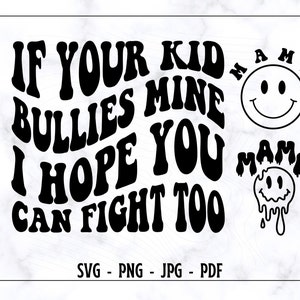 Puede incluir: Diseño gráfico en blanco y negro con el texto "IF YOUR KID BULLIES MINE I HOPE YOU CAN FIGHT TOO". Incluye una carita sonriente con la palabra "MAMA" encima y una carita sonriente derritiéndose con la palabra "MAMA" debajo. La imagen también incluye los tipos de archivo SVG, PNG, JPG y PDF.