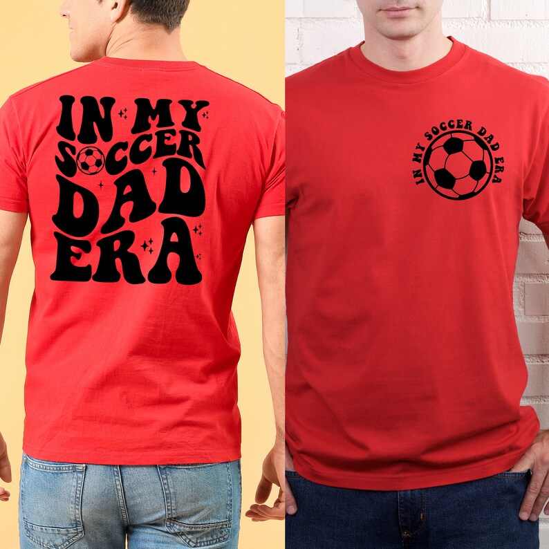 Op de afbeelding: Rode t-shirts met zwarte tekst en voetbalafbeeldingen. E&eacute;n shirt heeft "IN MY SOCCER DAD ERA" op de rug. Het andere shirt heeft een voetbal en "IN MY SOCCER DAD ERA" op de voorkant.