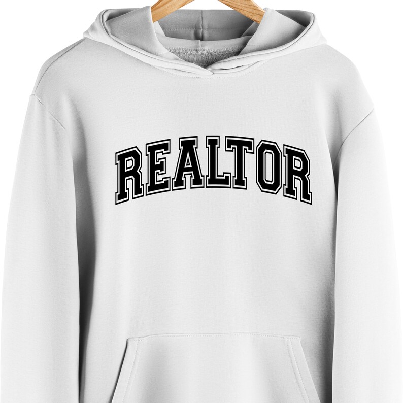 Peut inclure: Sweat-shirt &agrave; capuche blanc avec le mot "REALTOR" imprim&eacute; en lettres majuscules noires.