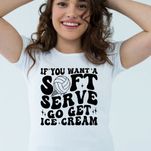 Puede incluir: Camiseta blanca con texto negro que dice "Si quieres un helado suave, ve a por helado". Se representa un bal&oacute;n de voleibol en el texto, con un cono de helado derriti&eacute;ndose debajo.
