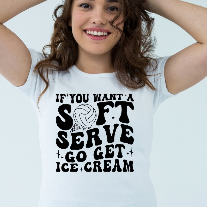Puede incluir: Camiseta blanca con texto negro que dice "Si quieres un helado suave, ve a por helado". Se representa un bal&oacute;n de voleibol en el texto, con un cono de helado derriti&eacute;ndose debajo.