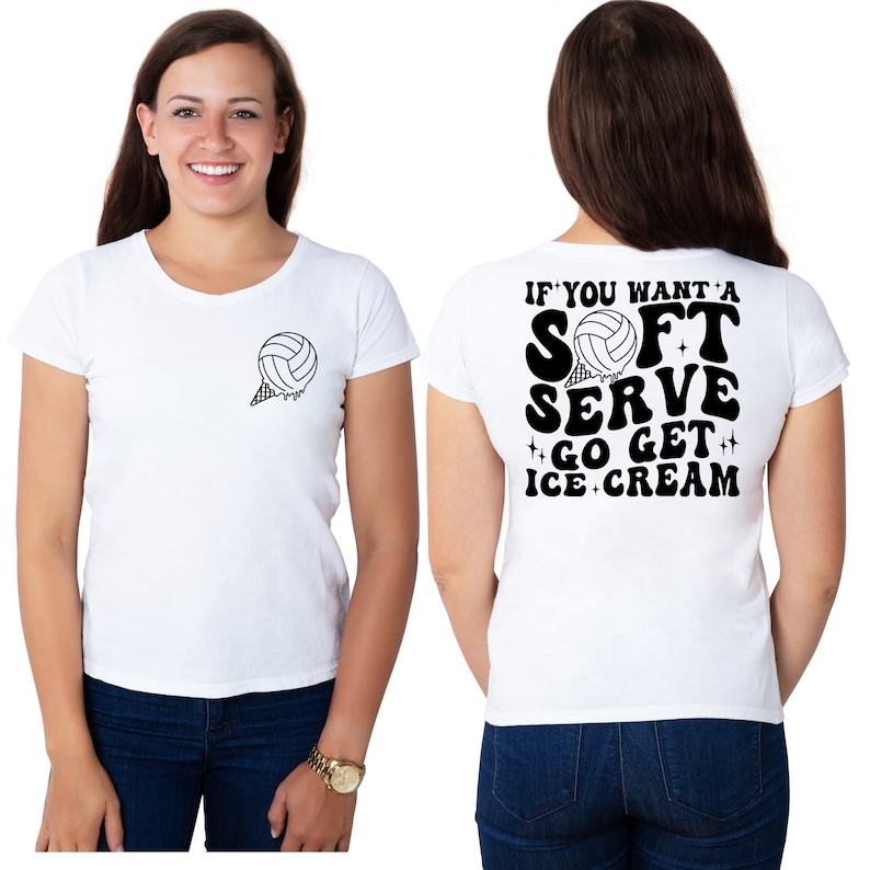 Puede incluir: Camiseta blanca con un bal&oacute;n de voleibol en un cono de helado en la parte delantera y el texto "Si quieres un soft serve ve a por helado" en la parte trasera.