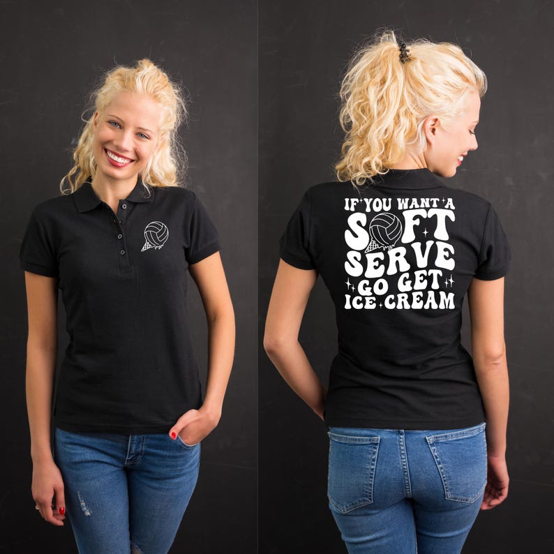 Puede incluir: Polo negro con un gr&aacute;fico blanco de voleibol y cono de helado en la parte delantera. La parte posterior de la camiseta tiene texto blanco que dice "Si quieres un servicio suave, ve a por helado".