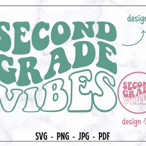 Puede incluir: Dos diseños para un gráfico temático de segundo grado. El primer diseño presenta el texto "SECOND GRADE VIBES" en una fuente retro y ondulada. El segundo diseño es un círculo con el texto "SECOND GRADE VIBES" en una fuente similar.
