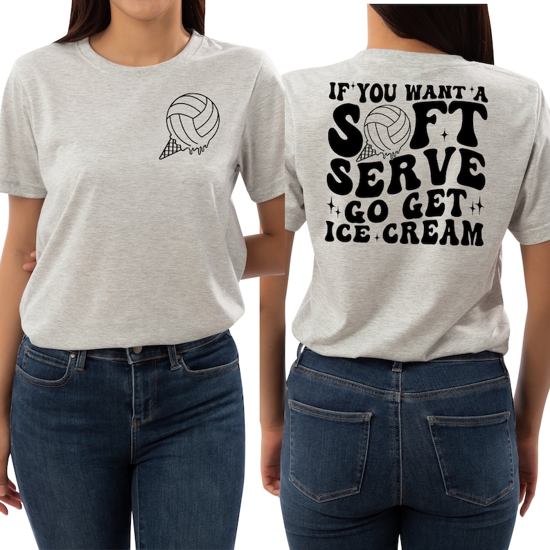 Puede incluir: Una camiseta gris con una pelota de voleibol en un cono de helado en la parte delantera y el texto "If you want a soft serve go get ice cream" en la parte posterior.