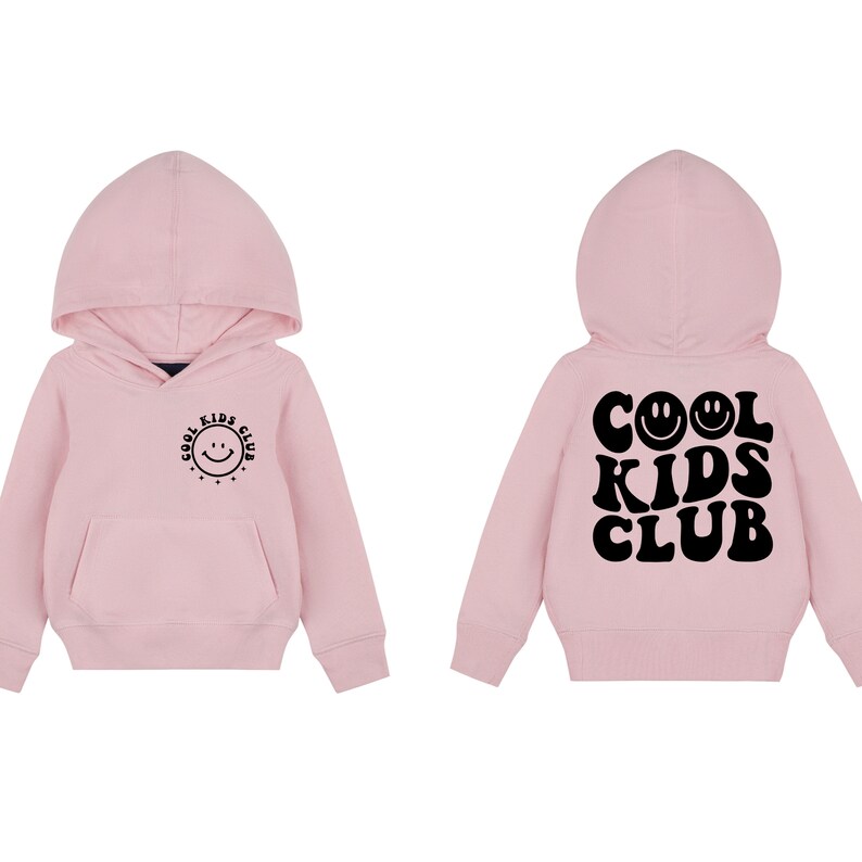 Peut inclure: Sweat-shirt &agrave; capuche rose avec un motif noir sur le devant qui dit "Cool Kids Club" avec un smiley et un motif noir au dos qui dit "Cool Kids Club" avec trois smileys.