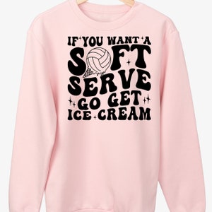 Puede incluir: Sudadera rosa con un gr&aacute;fico negro que dice "Si quieres un helado suave, ve a por helado" con un gr&aacute;fico de voleibol y un cono de helado.