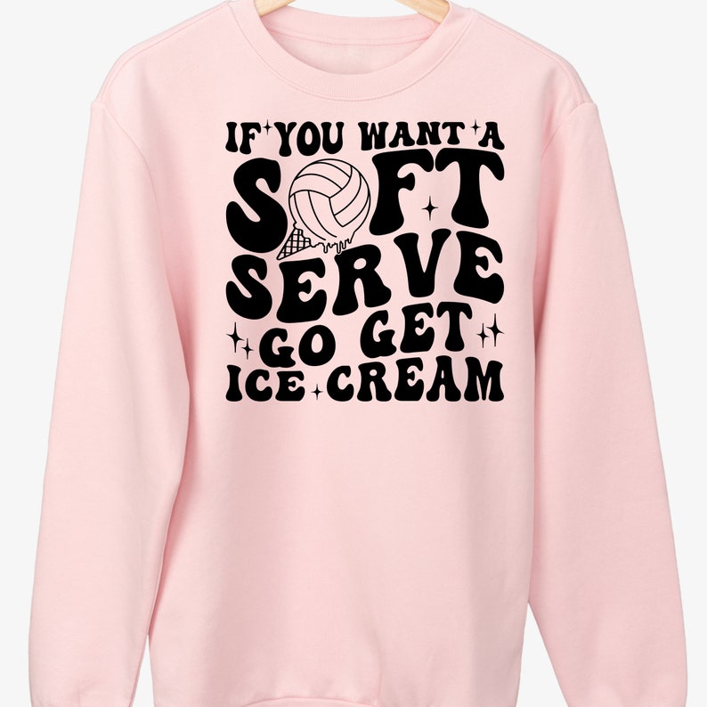 Puede incluir: Sudadera rosa con un gr&aacute;fico negro que dice "Si quieres un helado suave, ve a por helado" con un gr&aacute;fico de voleibol y un cono de helado.