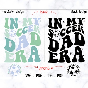 Op de afbeelding: Een digitaal ontwerp met de tekst "IN MY SOCCER DAD ERA" in een retro lettertype, vergezeld van een voetbalafbeelding. Het ontwerp is beschikbaar in een veelkleurige en een zwarte versie. Bestandsformaten: SVG, PNG, JPG en PDF.
