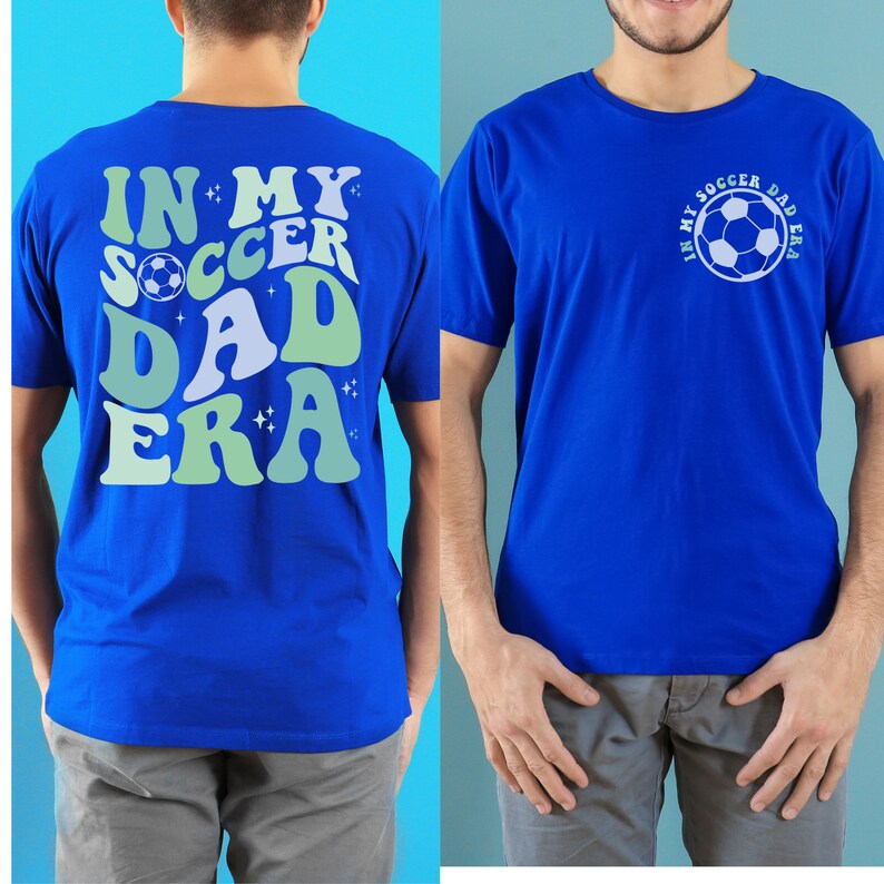 Op de afbeelding: Koningsblauw t-shirt met de tekst "IN MY SOCCER DAD ERA" in een retro lettertype op de rug en een voetbalafbeelding. De voorkant van het shirt heeft de tekst "IN MY SOCCER DAD ERA" rond een voetbalafbeelding.