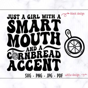 Puede incluir: Diseño gráfico en blanco y negro con el texto "Just a girl with a smart mouth and a cornbread accent". El diseño también incluye una imagen estilizada de una sartén con un diseño de pan de maíz.