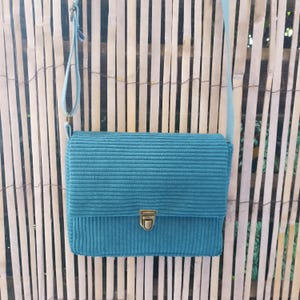 Bolso bandolera de pana. Bolso pequeño, cierre de botón a presión, tipo cartera y bolsillo de parche con cremallera.