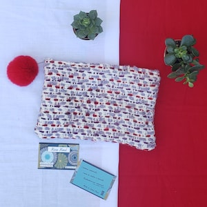 Pochette in tessuto tweed, foderata in seta, pompon removibile montato su catena con moschettone. Pezzo unico, fatto a mano.