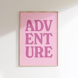 Arte mural imprimible con tipografía retro, póster rosa de aventura para dormitorio, oficina o decoración, impresión artística con cita motivacional genial.