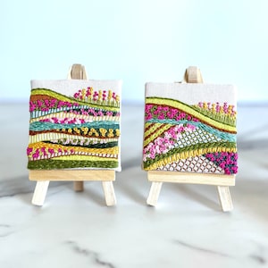 Mini arte bordado a mano, bordado de paisaje abstracto con mini caballete de madera