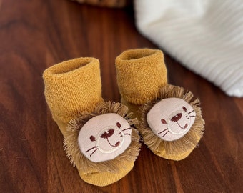 Baumwollsocken mit Stoppern - Löwe 6-12 Monate | Neugeborenenkleidung | Babykleidung | Geschenk zur Geburt | Babyparty | Babysocken | Baby