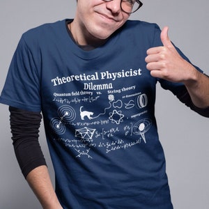 Physik T - Shirt | Stringtheorie vs. Quantenphysik | Fan von Naturwissenschaften und Theoretischer Physik, Nerdy Shirt aber cool!