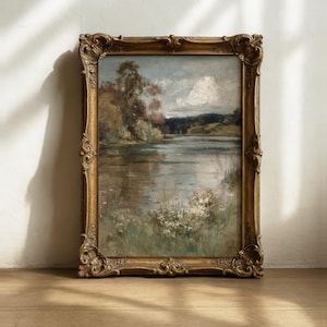 K&ouml;nnte beinhalten: Antike Landschaftsmalerei in einem goldenen, verzierten Rahmen. Das Kunstwerk zeigt eine ruhige Seeszene mit B&auml;umen, grasbewachsenen Ufern und einem bew&ouml;lkten Himmel. Der Rahmen hat detaillierte Schnitzereien.