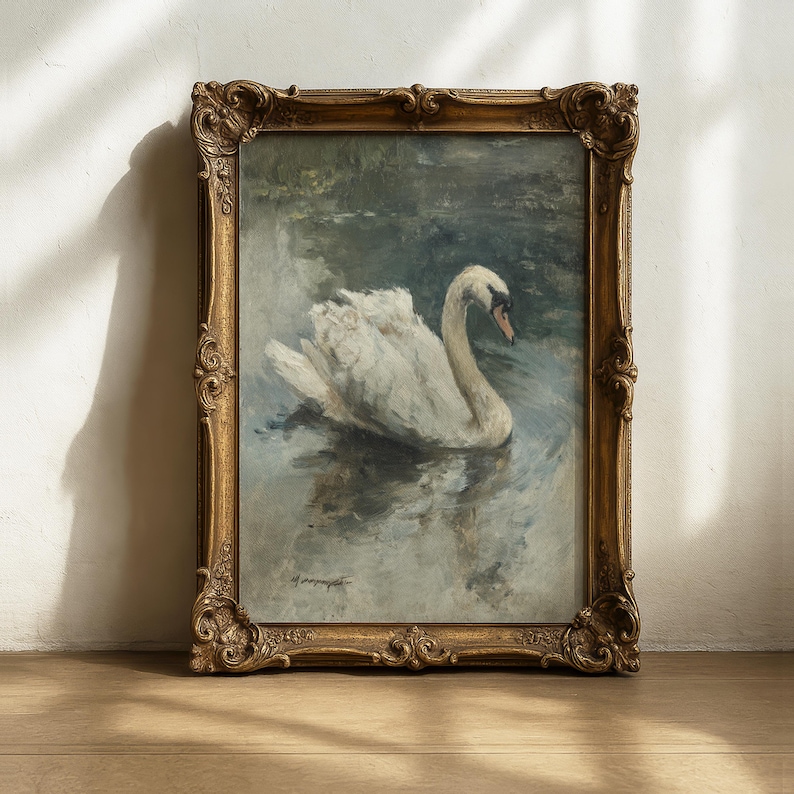 Puede incluir: Pintura antigua enmarcada de un cisne blanco desliz&aacute;ndose gr&aacute;cilmente sobre el agua. La obra de arte presenta una representaci&oacute;n detallada del cisne con sus plumas y un marco dorado ornamentado, agregando un toque de elegancia vintage.