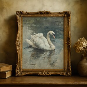 Puede incluir: Una pintura antigua enmarcada en un marco dorado ornamentado, que representa un cisne blanco flotando en el agua. Los tonos apagados y las pinceladas crean una escena tranquila. El marco dorado realza el atractivo cl&aacute;sico, ideal para la decoraci&oacute;n interior.
