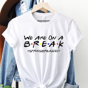 Estamos en una camiseta de vacaciones, camisa de vacaciones de primavera, camisa de vacaciones de primavera, camisa de vacaciones de primavera para la familia, regalo de vacaciones de primavera, camiseta personalizable