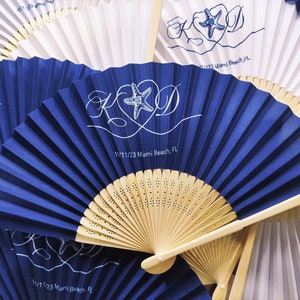 Ventagli completamente stampati su tessuto, regali di nozze monogrammati personalizzati, bomboniere, regali di anniversario con design, ventagli di bambù, manico 21 cm