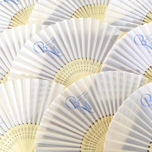Ventagli di seta bianchi personalizzati, ventagli di seta di bambù, iniziali, ventagli di nozze monogramma, eventi speciali, bomboniere, icone, simboli